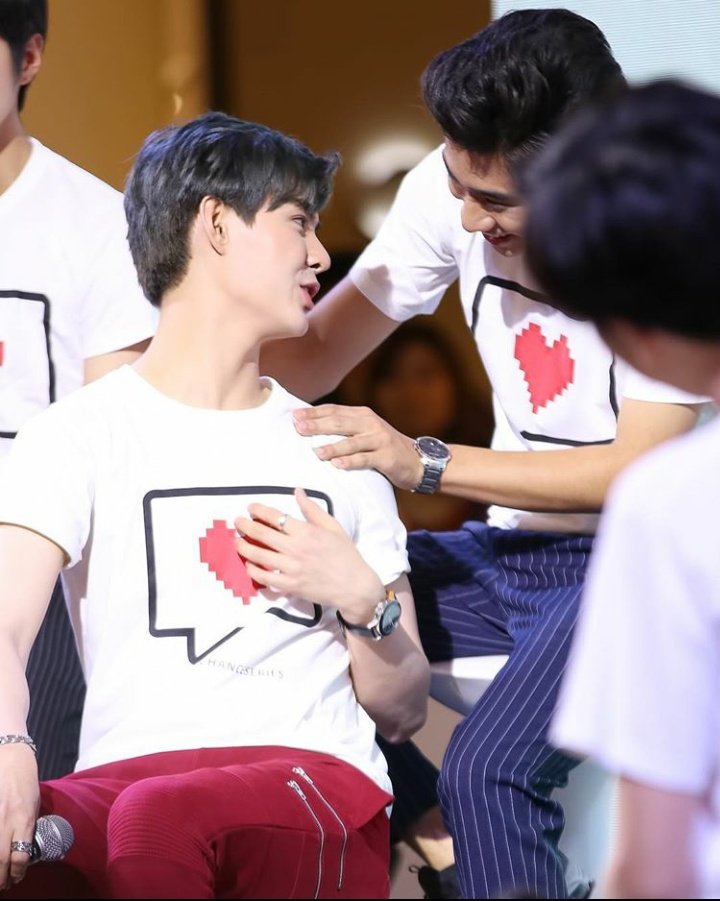 nadddddear's tweet photo. คุยอะไรกันนะ 🖤🌻❤️
#PerthSaintSation https://t.co/ZQGE0nkAAb