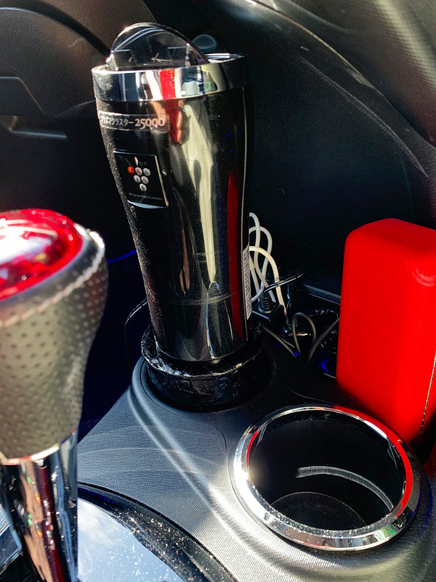 たーくん 仕事やることなくて 空気清浄機の置き場所に困ってて 自作でドリンクホルダー嵩上げする台 作ってた 自作 した台をドリンクホルダーに 入れてみたらドリンクホルダーメッキ 邪魔になった 邪魔になったから エアコン吹き出し口に 無理矢理感半端