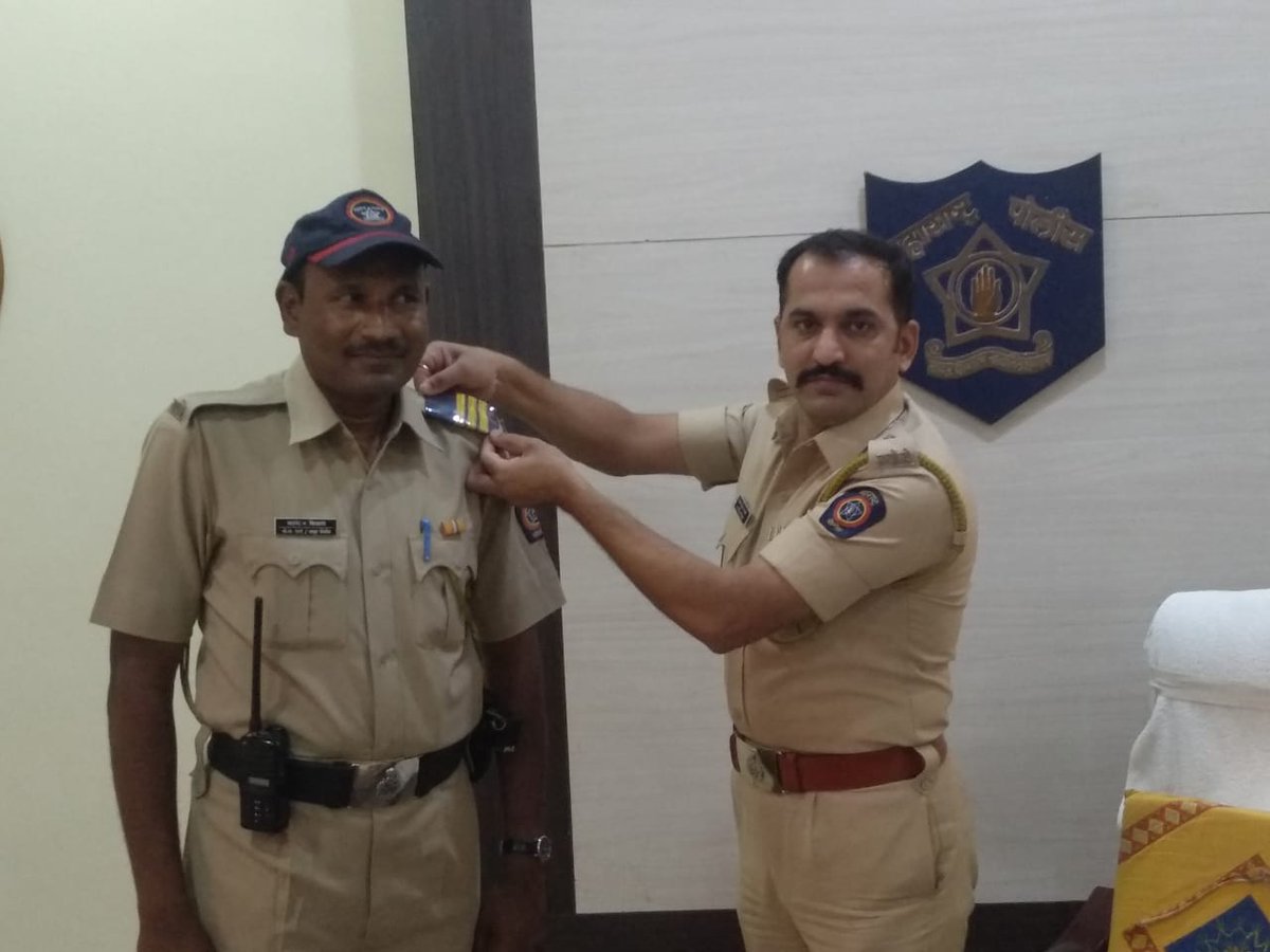 jadhav_himmat's tweet photo. सावलीसारखे सोबत असणारे श्री सदानंद जयराम क्षीरसागर, बन 241,यांना आज त्यांच्या लग्नाचा वाढदिवशी पोलीस नाईक पदावरून पोलीस हेडकॉन्स्टेबल पदी पदोन्नत्ती मिळाली,खुप खुप शुभेच्छा~~

रँक वाढली, जबाबदारीही वाढली~~

#गर्व_आहे_पोलीस_असल्याचा~~~

@LaturPolice @Infolatur https://t.co/ydeKhDc8ml