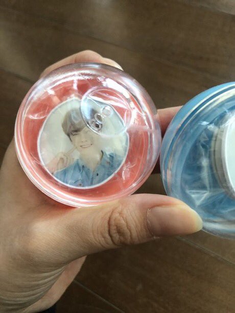 O97Th's tweet photo. 세븐틴 그립톡 버논 양도합니다! 준등기비 포함 0.85에 양도합니다! 디엠 주세요 🥰 세븐틴 양도 seventeen #세븐틴 #양도 #판매 #버논 https://t.co/6QFeWMkobL