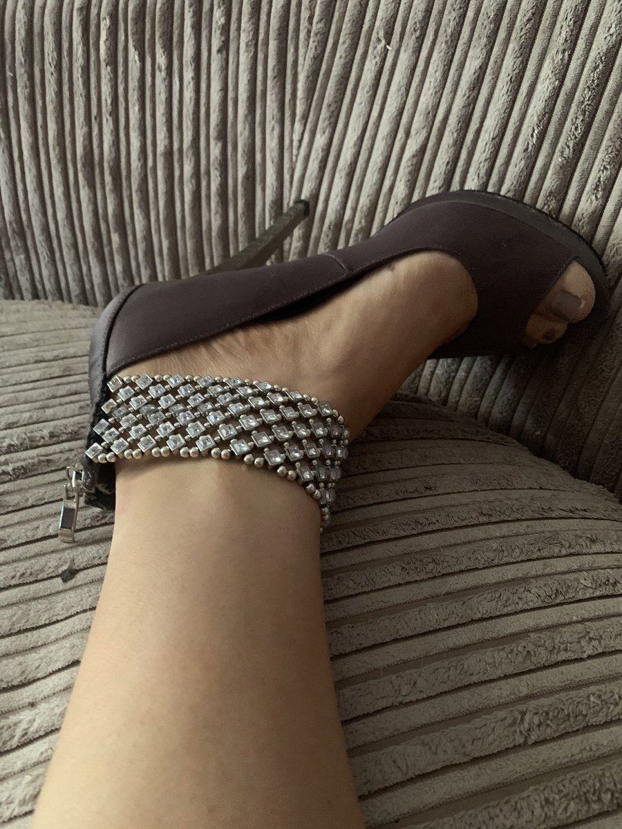chezza87241349's tweet photo. https://t.co/DrrygV791y  #footfettish #footfetısh #killerheals #heals #peeptoes #footlovers #footlickervijayfans #FOOTFETİSH #legs #fettish #friendly #carvela  subscribe for more content and private messeges on OF account 😉 see you there 💋 https://t.co/QA8r4HqFxA