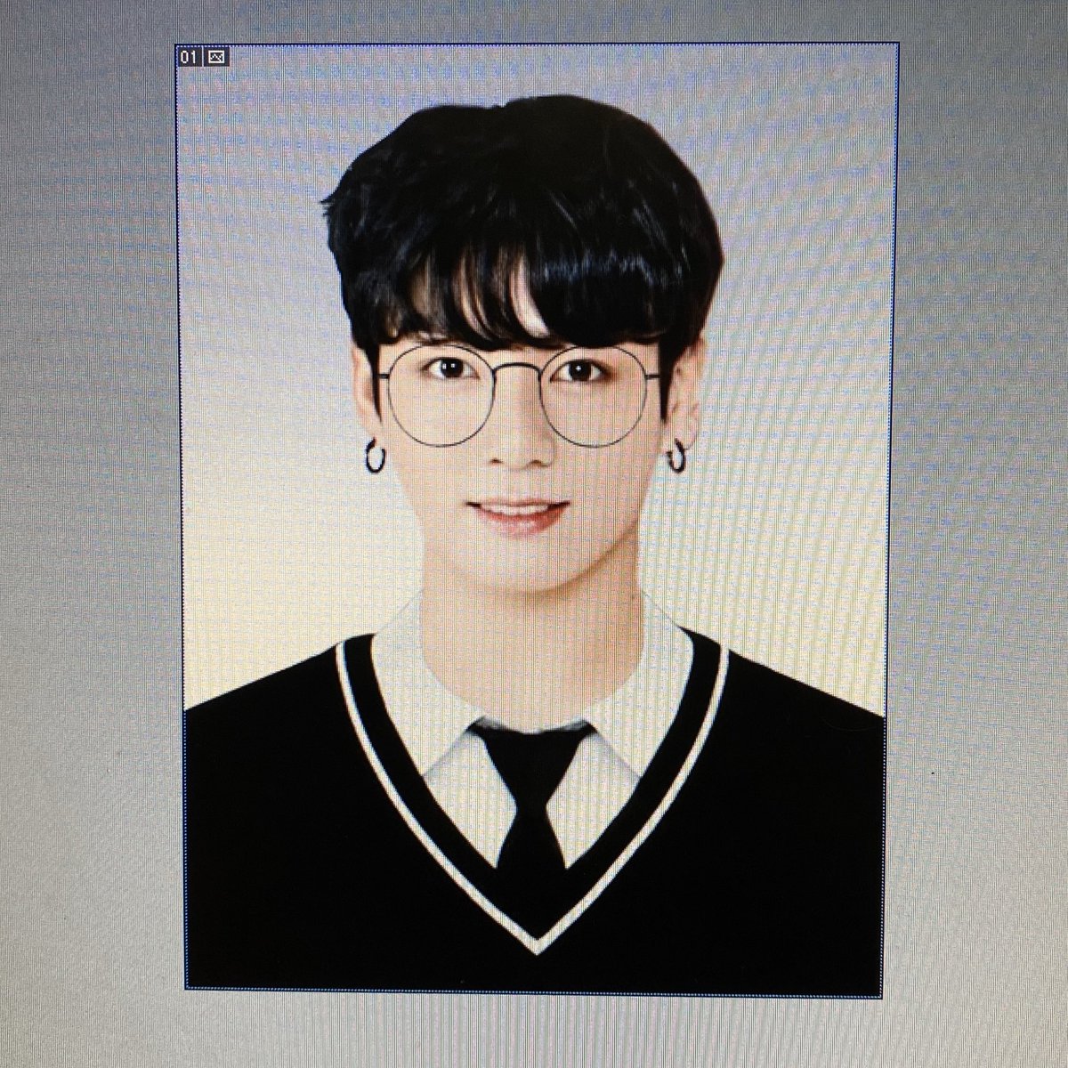 Fairy__JJIN's tweet photo. 쉬발 미친 거 아니냐고 ;;;;;;; 안경도 합성 했는데 존나 모범생인데 학교 짱 재질임 ;; https://t.co/S8ADlbLurt