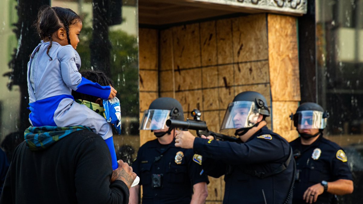 wieselT's tweet photo. Un peu facile de juger cette photo sans avoir le contexte. Tout le monde sait qu'un enfant en bas âge saisi par les pieds peut constituer une arme redoutable. https://t.co/tOvEdNE2HW
