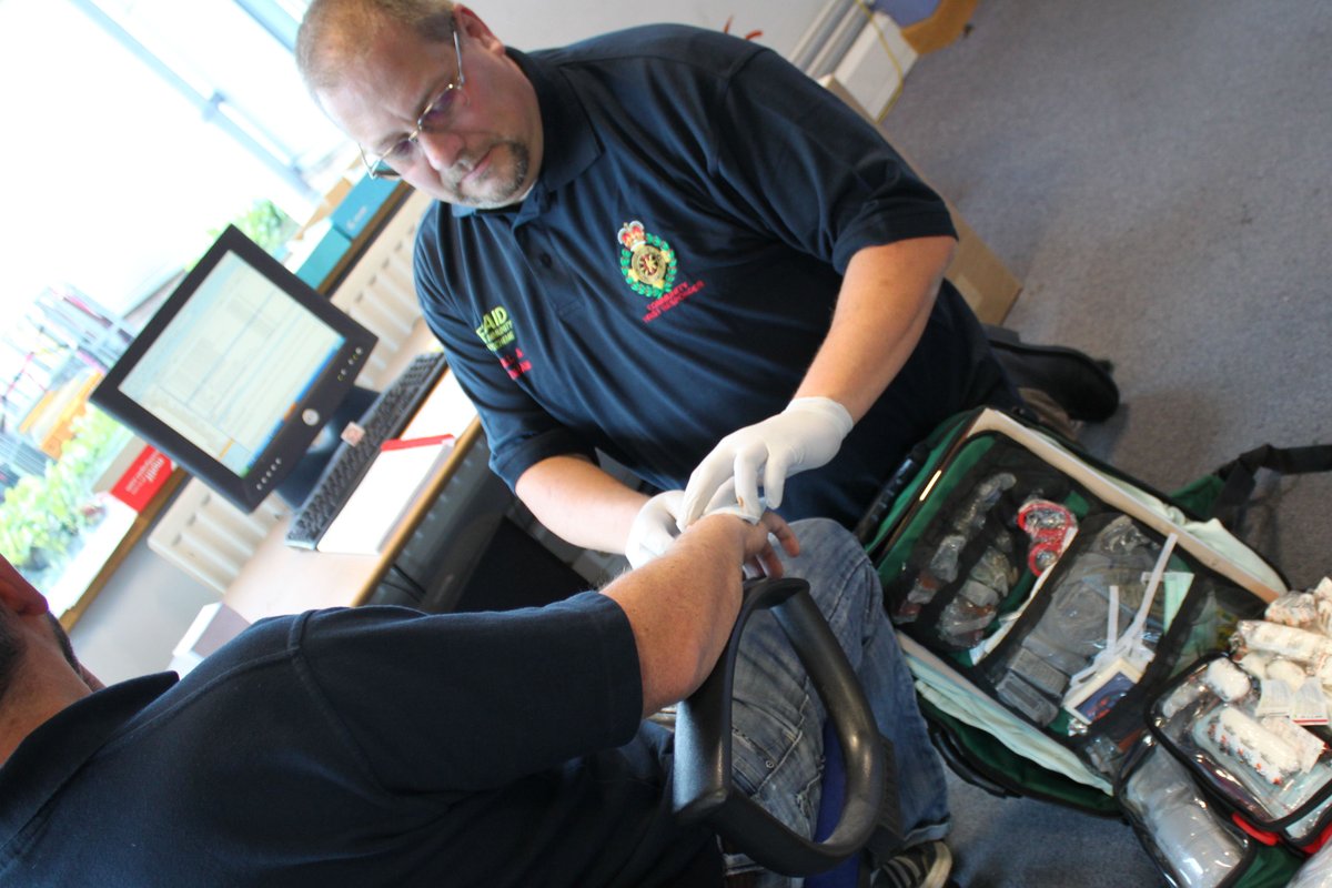 BENEA5T's tweet photo. Its #VolunteersWeek and this week I will reach a milestone in my responding. 10,000 hours of #OnDuty serving my community @Masonic_Charity @SuttonObserver @Mayor_RoyalSC @royalsuttontown @Arrive_AliveUK @FastaidCFR @birmingham_live @BhamLocalTV @OFFICIALWMAS #JustSayin https://t.co/gPgA9LTKx8