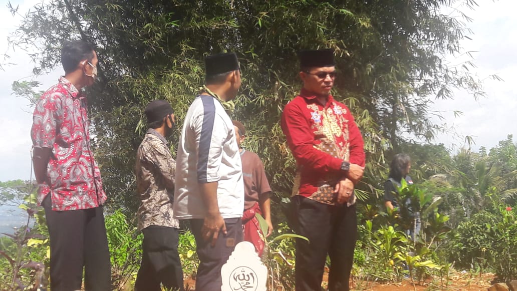 UusRsd's tweet photo. Pagi menjadi saksi pernikahan teman sebangku saya saat sekolah di MTs.

Siang menjadi saksi kepergian seorang warga saya yg meninggal. 

#RodaKehidupan https://t.co/kS80FxlPC9