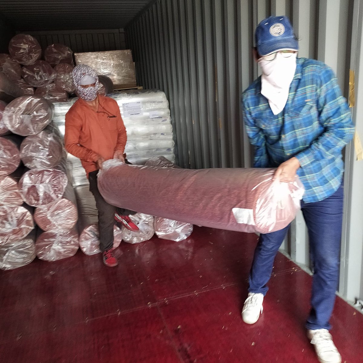 Glsindia2006's tweet photo. Inspite of absence of Labour, Transport, Space and CFS Staff, Globalities take it upon themselves to complete pending de-stuffing of containers at ports. 

#globalities #teamspirit #bestteam #transportation #logistics #services #directlcl #console #import #globallogistics https://t.co/6blm7uYm3m