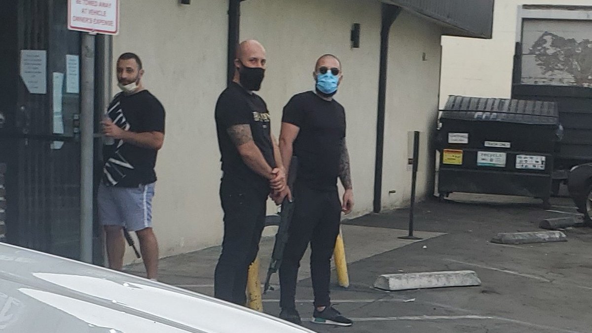 BitchImWayne103's tweet photo. STORE OWNERS ARMED WITH RIFLES TO PROTECT THERE LIQUOR STORE #protestsafety #2020riots #GeorgeFloyd #Vannuys @CBSLA @cnnbrk @KTLAMorningNews @iHeartRadio https://t.co/ok8Irl1xOe