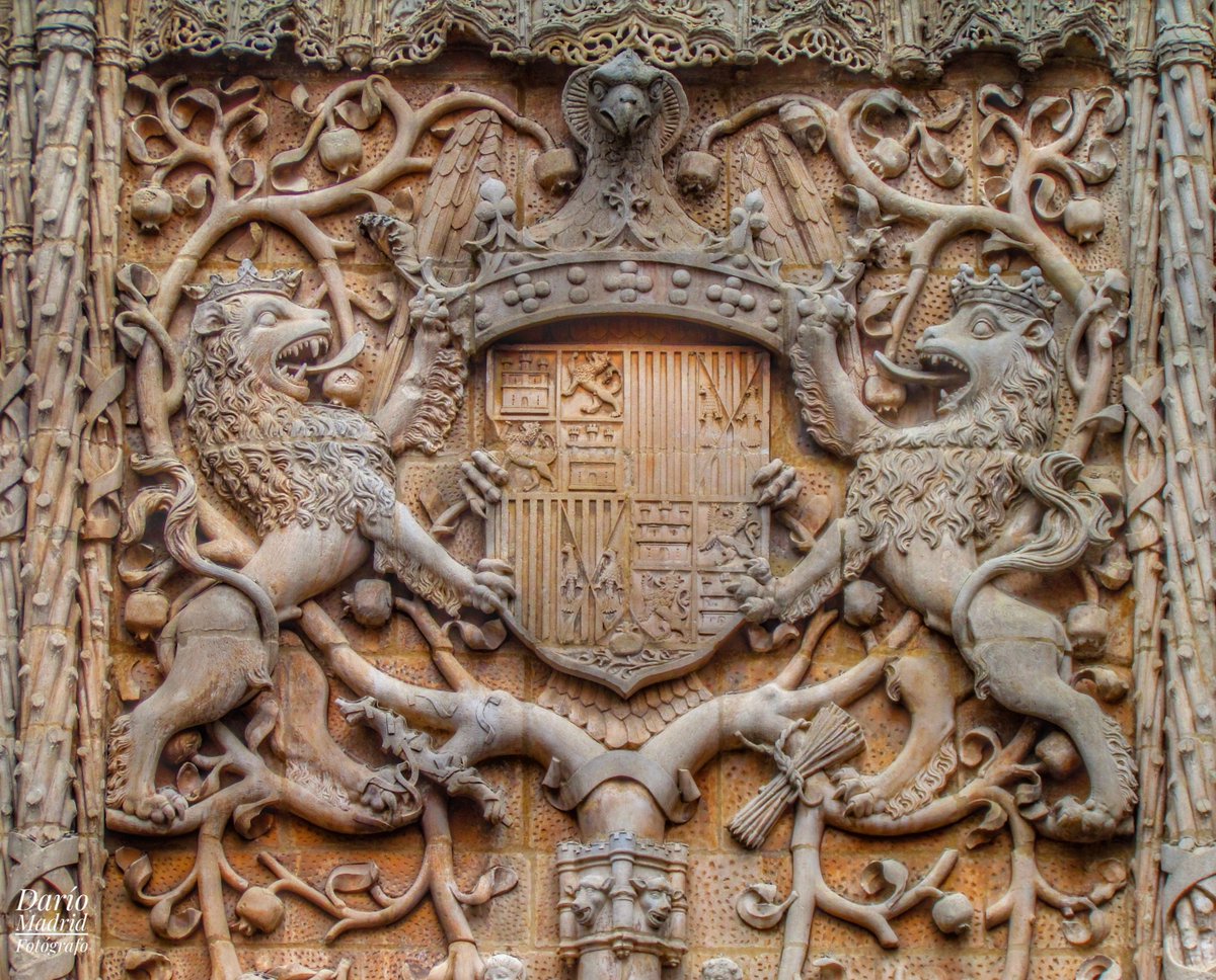 Dario_Madrid_F's tweet photo. Uno de los mejores y más sorprendentes escudos de los Reyes Católicos que he fotografiado se encuentra en la fachada del Colegio de San Gregorio de Valladolid. El escudo esta sostenido por dos leones que algunos autores estiman serían sus majestades Isabel y Fernando (sigue). https://t.co/j7Y7gLm58t