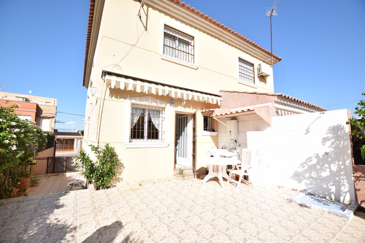 Estupendo duplex en Punta Brava, 3 dorm. 2 baños, salón con chimenea, sótano de 80 m2, 2 jardines con posibilidad de hacer piscina. Precio sorprendente!