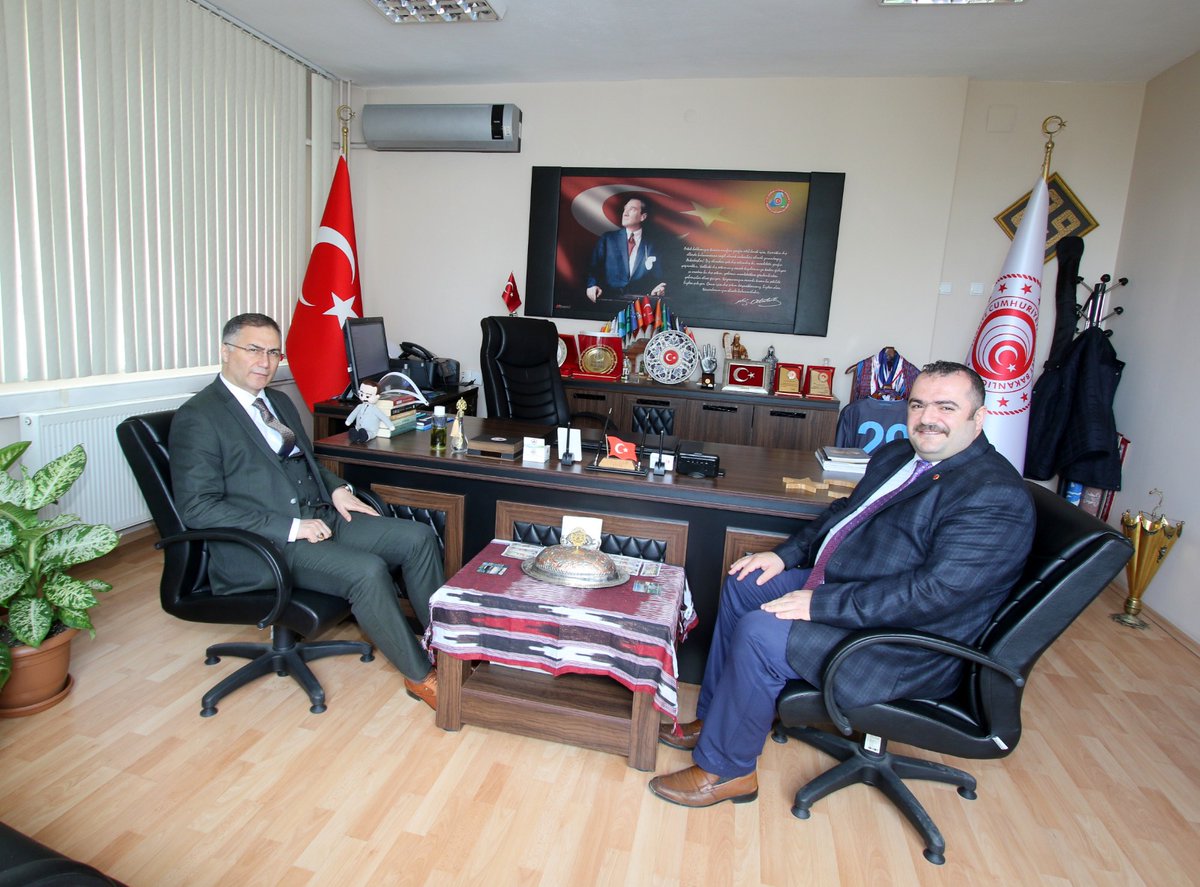 Valimiz Köksal Şakalar,Ticaret İl Müdürlüğüne  atanan Yavuz Selim Aykın'ı  ziyaret ederek görevinde başarılar diledi. Valimiz,ziyarette,Covid-19 salgın mücadelesinde Ticaret İl Müdürlüğü tarafından yürütülen çalışmalar  hakkında bilgiler aldı.<a href="/koksalsakalar/">Köksal ŞAKALAR</a>