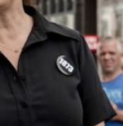 LavieJanRoos's tweet photo. Halsema droeg een button met 1873 erop. Afschaffing slavernij. Ze was daar dus niet als burgemeester, maar als demonstrant. Positie is nu zeker onhoudbaar. https://t.co/Fkx1HWvJyb
