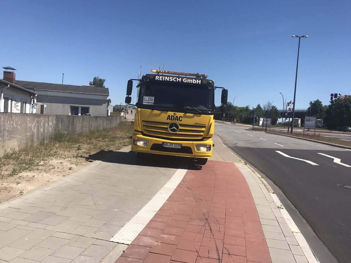StVOgafADAC's tweet photo. Lieber @ADAC,
wenn Ihre Kunden / Mitglieder ein Fahrzeug auf einen Fussweg / Radweg stellen, gibt es da wirklich keine andere Möglichkeit als auch noch den viel zu schweren Abschlepper dazu zu stellen? #veloroute11 #hamburggibt8 #ReinschHamburg #runtervomradweg #runtervomgehweg https://t.co/NNAsVAVjam