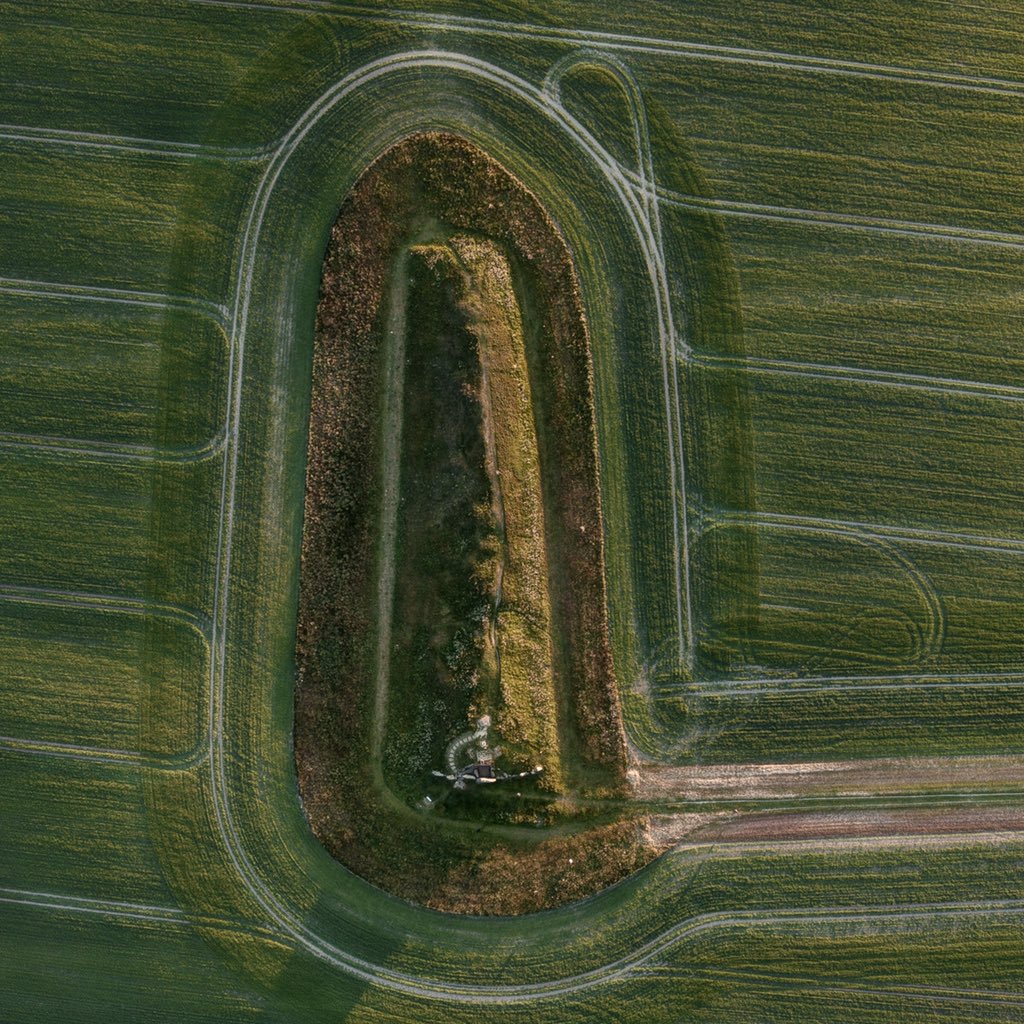 Excited to discover the lumps on a chalk ridge near my house are a lovely early Neolithic tomb, seemingly unexcavated.