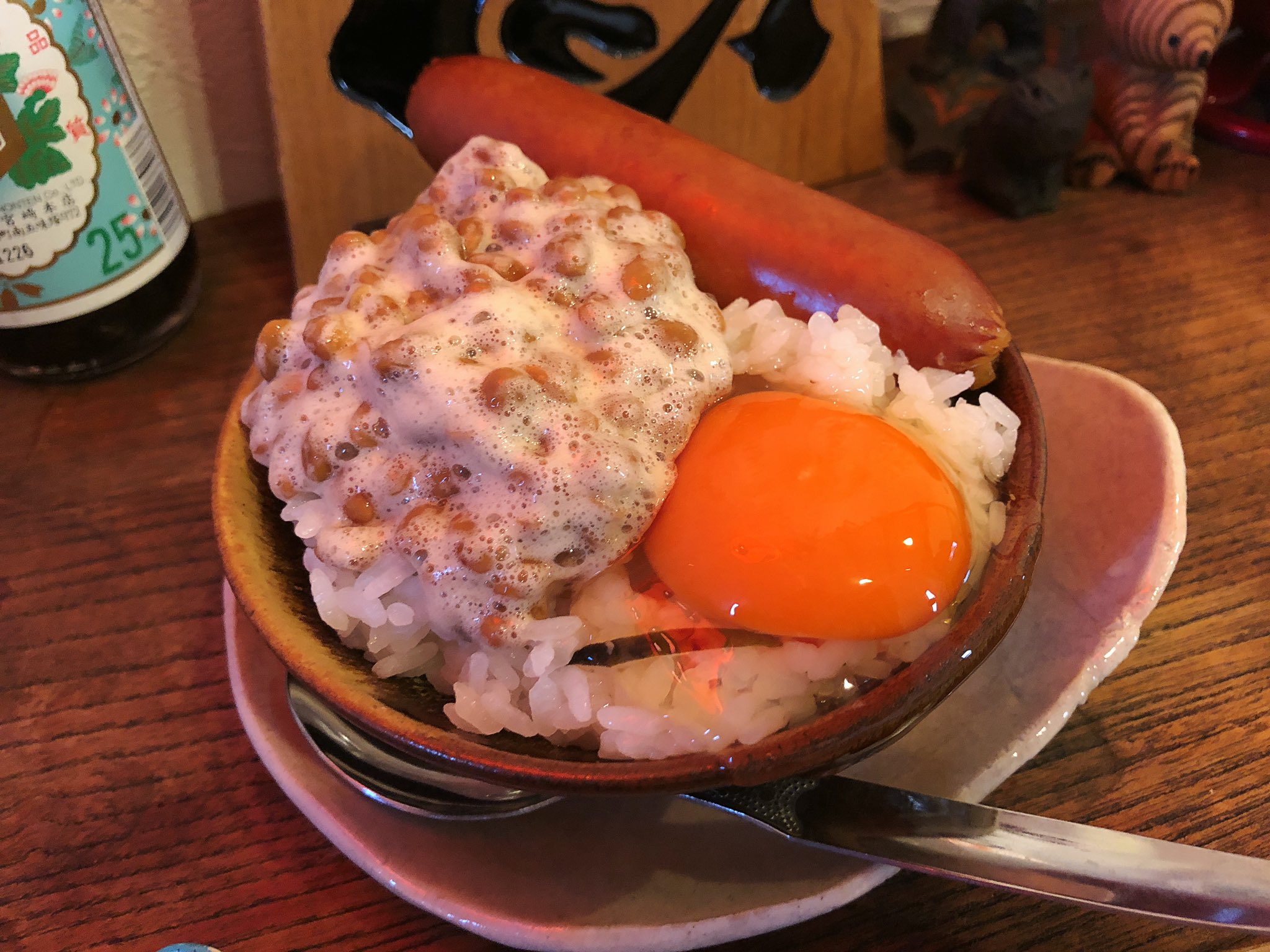 魔女っこれい 私はこれがしたかった ソーセージとローズマリー の香りを移した米にオンザ納豆とオンザ生卵とソーセージ ジョンソンヴィルの薄い皮も破けてない 完璧 納豆はタレをかけずにカラシだけ 醤油を少しかけながら 食べる うまーーーーーーい