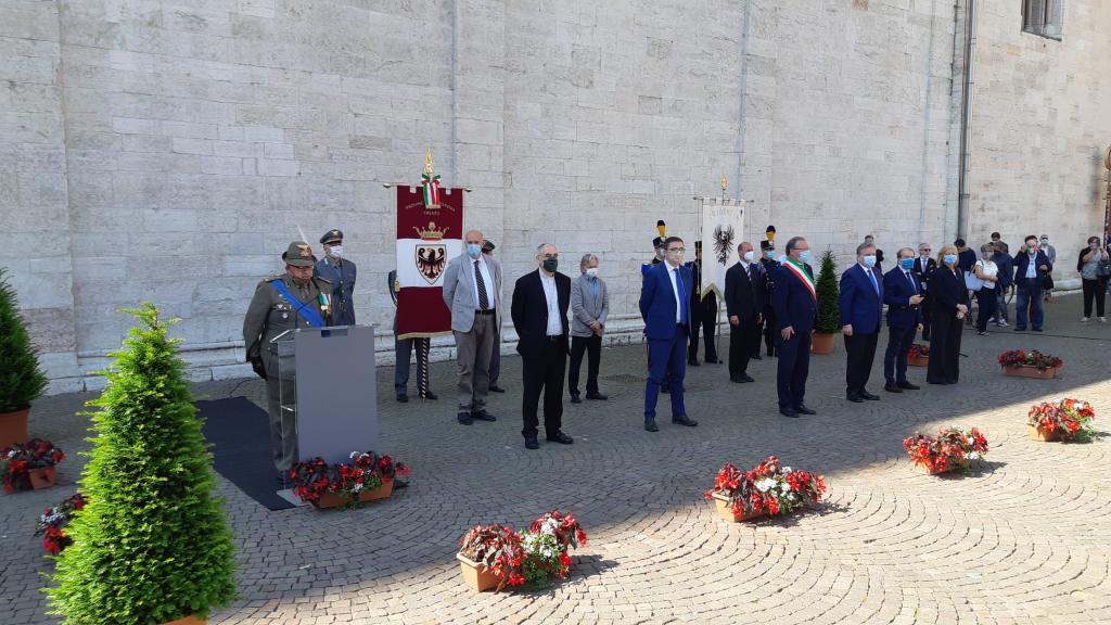 #FestaDellaRepubblica Essere vicini nel distanziamento si può. L'omaggio delle istituzioni. La presenza importante di medici e infermieri nel primo 2 giugno dell'era Coronavirus <a href="/MaurizioFugatti/">Maurizio Fugatti</a> Grazie per quello che state facendo