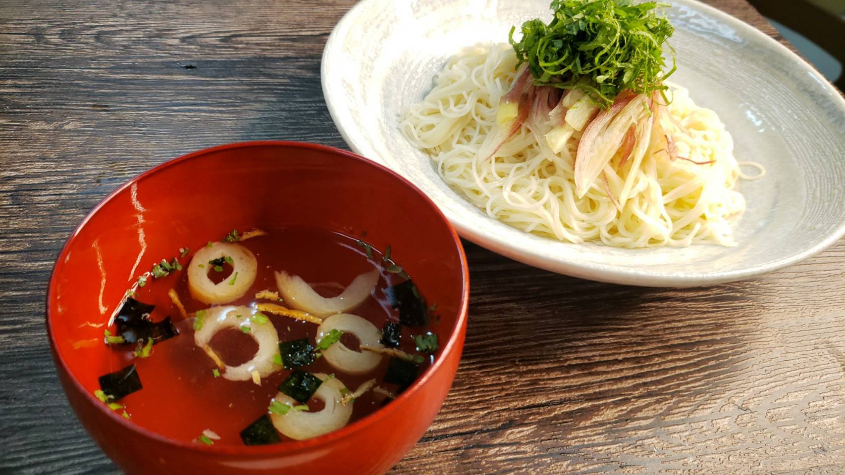 リュウジ 料理のおにいさんバズレシピ 永谷園の松茸の味お吸い物 実はこれお湯じゃなくて水で溶けるんですが こいつをそうめんつゆにすると松茸が香る最高のつゆになるんです 冷やし松茸の味そうめん 松茸の味お吸いものに水100cc入れ混ぜるだけ