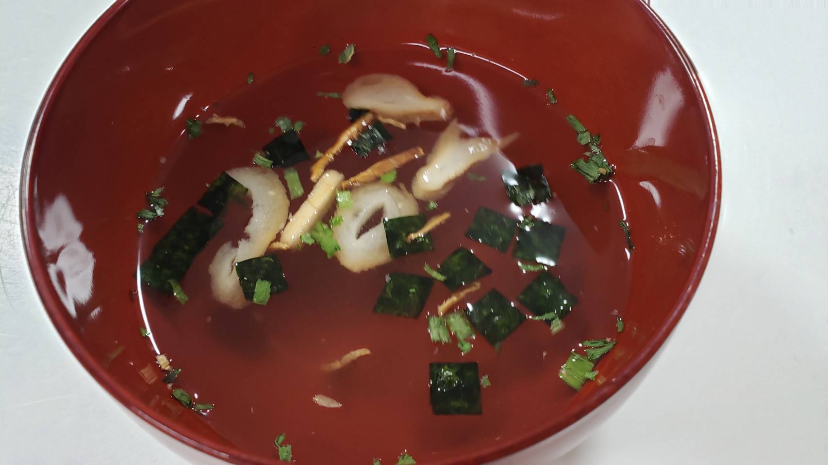 リュウジ 料理のおにいさんバズレシピ 永谷園の松茸の味お吸い物 実はこれお湯じゃなくて水で溶けるんですが こいつをそうめんつゆにすると松茸が香る最高のつゆになるんです 冷やし松茸の味そうめん 松茸の味お吸いものに水100cc入れ混ぜるだけ