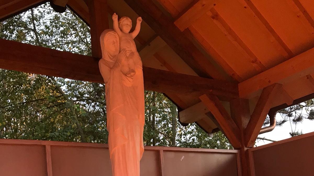 En cette fête de Marie, Mère de l’Eglise,
nous nous confions à toi, Vierge Marie afin que tu nous donnes un grand amour de l’Eglise, que nous soyons dociles à son enseignement et d’ardents témoins de son message pour tous les hommes.

Amen