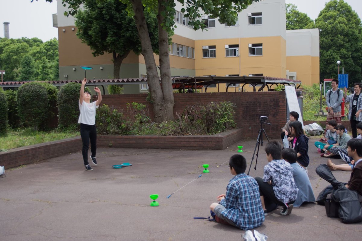 O Xrhsths やどかり祭 筑波大学宿舎祭 Sto Twitter 紹介8 ミニステージ やどかりstreet Performance ステージはメインステージだけではありません ミニステージと平砂共用棟前では各種サークルによるヒーローパフォーマンス マジック 大道芸 演奏などが行