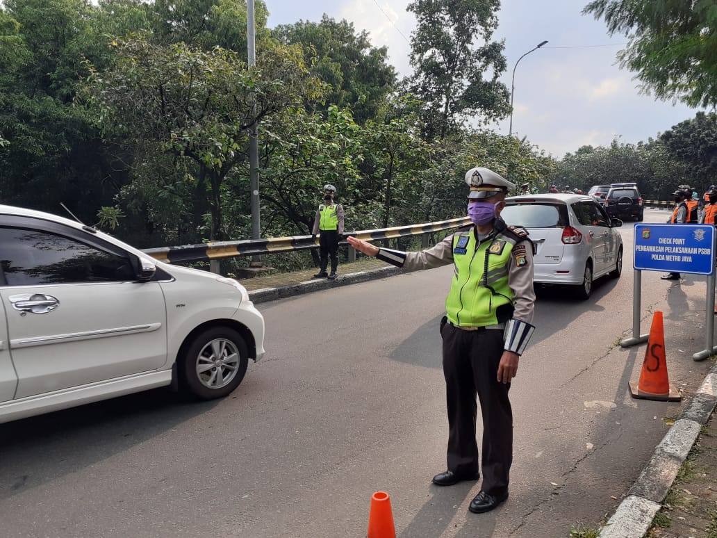 16.01 Pos Pam Check Point Layang UI ,Sat Lantas Jaksel gabung TNI, Dishub, Dan Pol-PP pemeriksaan SIKM &amp; himbauan menggunakan Masker serta penindakan teguran tertulis thd pelanggaran PSBB.
#OpsKetupatCegahCovid19 
#TundaBalikKeJakarta