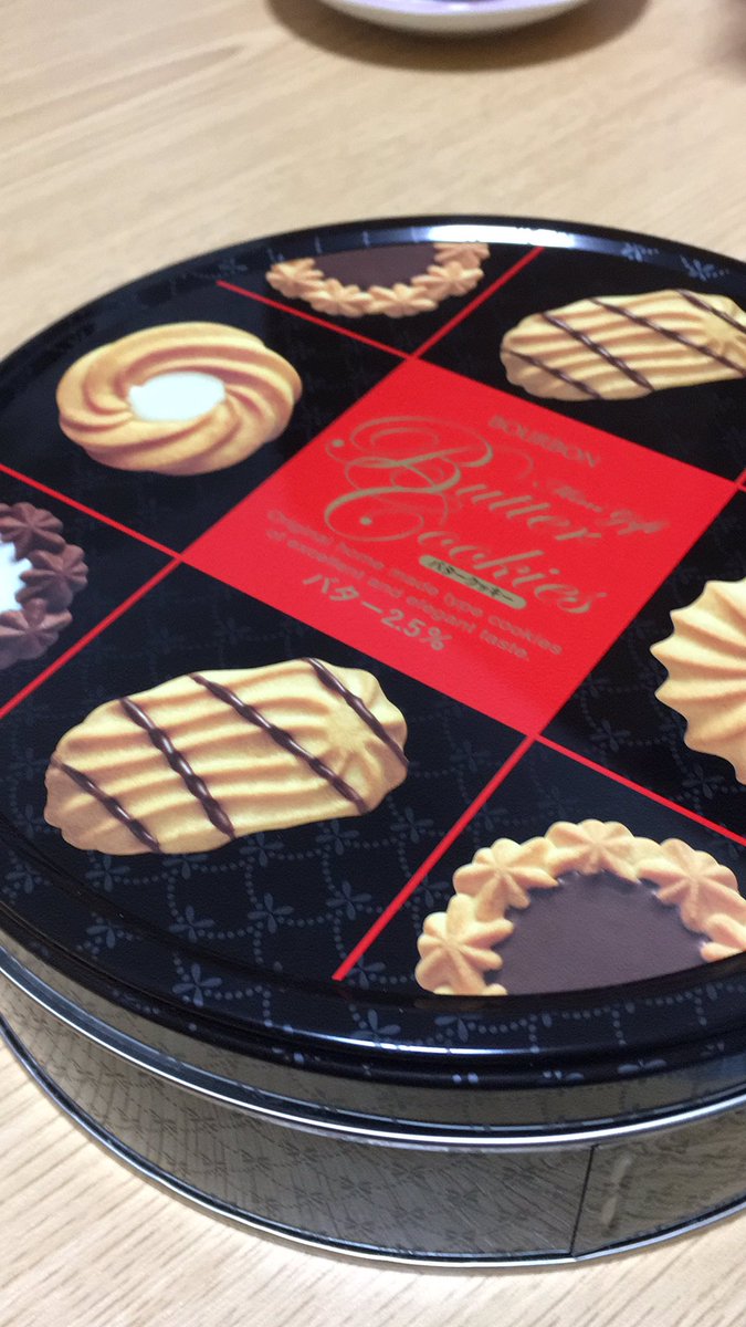 クロレ こう おばあちゃんの家とかにあったようなクッキー缶のクッキー食べたくてブルボンの丸い缶買ったんだけどなんか違った こうサクッと軽いんじゃなくてちょっとザクザクした感じなんだけど