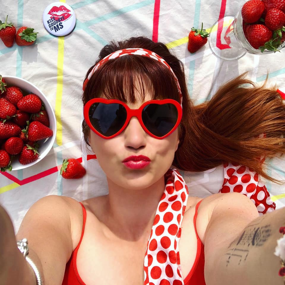 Merci Audrey Hochard <a href="/inseparableblog/">Inseparable</a> pour cette belle photo de baiser fruité d'adieu à la sclérose en plaques !!! #KissGoodbyeToMS #Unbaiserdadieuàlasep #scleroseenplaques #challenge #soutienàlarecherche #byebyelasep 
alvarum.com/audreyhochard