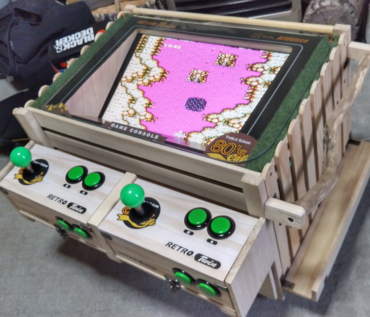 Mimic ファミコン互換機用の自作テーブル 筐体がほぼ完成した アウトドアショップに置かれてても違和感ないような物を目指した そもそもアウトドア風なのに インドアのゲーム筐体という矛盾はさておき 右側はブックスタンド 左側はファミカセスタンド