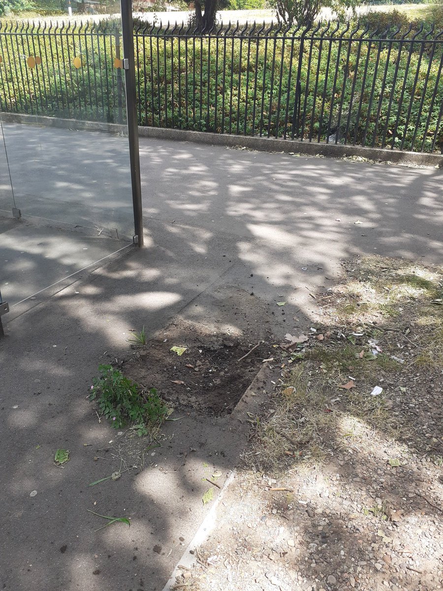 DarievM's tweet image. We have had to remove some unsafe bins and 1 that restricted access to a bus stop over the past couple of days in the neighbourhoods as well as make the area safe to use after the removals.
Just call us 'streetscene highways' 😎👍
#wecandoitall
#safer