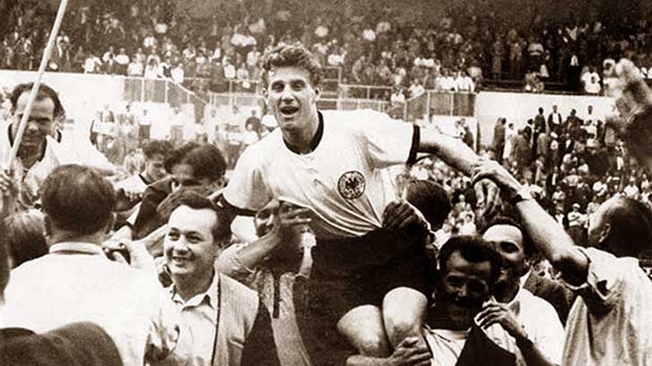 El milagro de Berna

El futbol es un deporte impredecible. Un partido puede darle la gloria al que no la tiene y disfrazar de desazón al que en la previa era mejor,por ser impredecible,por no tener la última palabra hasta que el árbitro decide que el juego se termina.
[abro hilo]