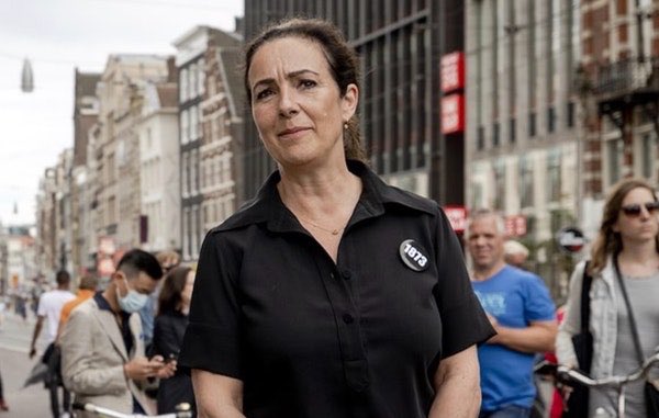 Koninklijk Besluit 1852: Bij oproer, samenscholing, verstoring openbare orde draagt de burgemeester de ambtsketting. (Thorbecke.)
burgemeesters.nl/node/289

Maar als je een activist bent, draag je een button.