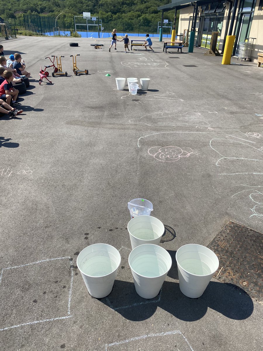 TonLowerSchool's tweet image. Lots of fun in Enfys today! Plenty of water and happy children 😀 💦 #Hubschool #wateractivities