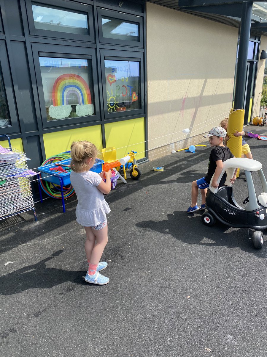 TonLowerSchool's tweet image. Lots of fun in Enfys today! Plenty of water and happy children 😀 💦 #Hubschool #wateractivities