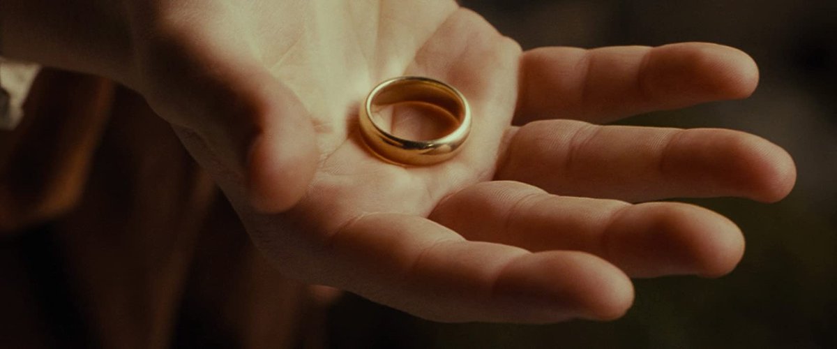 Золотое кольцо судьба. Кольцо всевластия Фродо. Кольцо Фродо из Властелина колец. Хоббит кольцо всевластия.