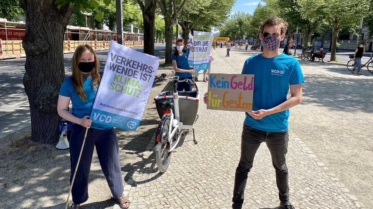 PhilippKosok's tweet photo. Konjunkturprogramm für ÖPNV &amp; Fahrrad, statt #Abwrackpraemie!
Die Regierung soll wissen wofür wir stehen. Deswegen haben wir jetzt eine Menschenkette (mit Abstand) vom @VDA_online bis zum Kanzleramt gebildet. 🧍‍♀️🚲🧍‍♂️ https://t.co/2L3AuwSzuZ