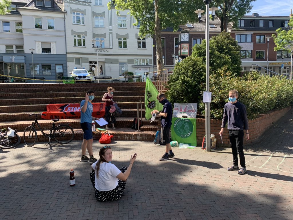 Auch wir waren heute mit ca. 30 Klimaktivist*innen und wundervollen Menschen auf der Straße in #Erkrath, um für klimagerechte Investitionspolitik zu protestieren. 💚✊
#KlimazielStattLobbydeal #Abfckpraemie #FridaysForFuture #fightEveryCrisis #erkrath