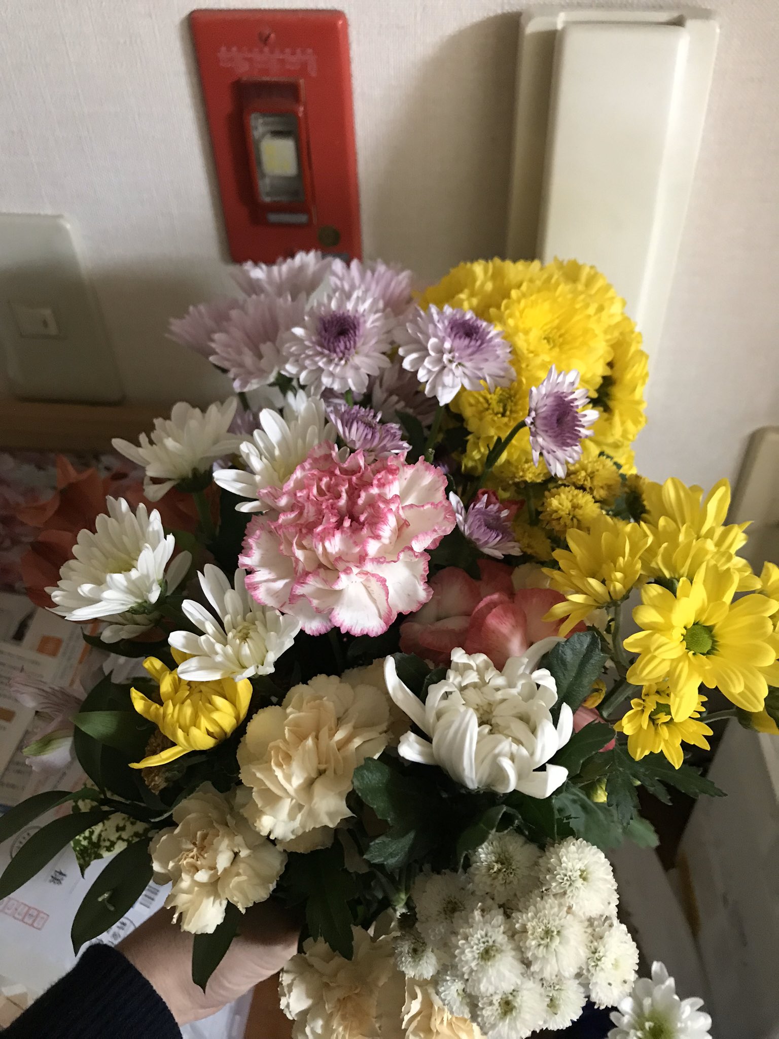 なつね Florist Nininiwrx そです 菊と小菊 実はこれは練習し始めの頃のやつなので 下手っぴ 良い具合の説明する画像がなかったので 使っちゃいました 最初は長く 段々短く 花束 アレンジ コップブーケ こんな感じの流れですね 花束の