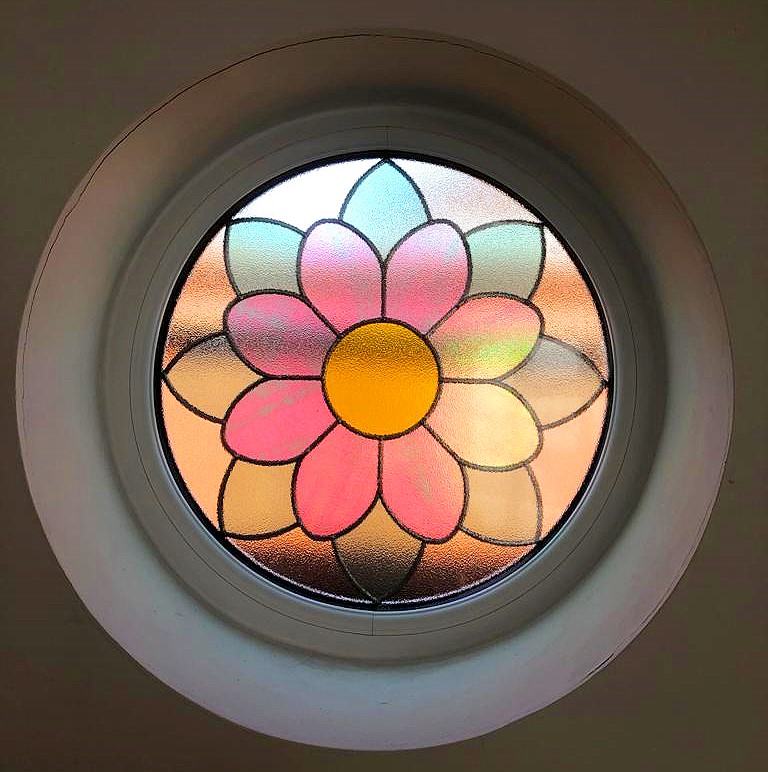 RuislipWindows's tweet image. Ruislip, Middlesex: Aluminium round window with unusual flower stained and leaded design. #TuesdayMotivation #TuesdayMorning #roundwindow #aluminium #stainedglass #colouredglass #leadedwindow #unusual #HappyCustomer