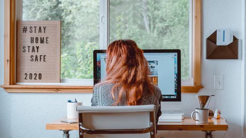 Zespoły pracujące zdalnie mogą być efektywniejsze niż te pracujące razem w biurach, a komunikacja pośrednia może być skuteczniejsza od tej bezpośredniej. Może, zamiast zastanawiać się, kiedy wrócimy do biura, warto zastanowić się po co? <a href="/mark_dekan/">Mark Dekan</a>   forbes.pl/biznes/mark-de…