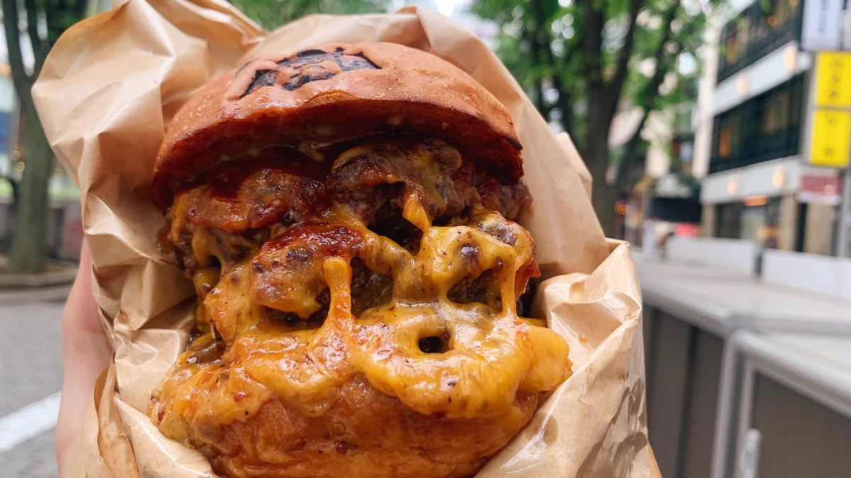 和牛100％使用！？ボリューム感が半端ない「トリプルチーズバーガー」！
