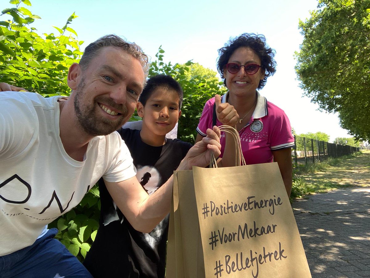 Onze MBO-winnaar 2019 <a href="/baxadvocaten/">BAX advocaten</a> aan het belletje trekken! Weer eens wat anders dan juridische zaken... Maatschappelijk betrokken vanaf het eerste uur ook als sponsor! #belletjetrek #26000tasjes #opkikker #mbowinnaar #corona <a href="/kooplokaaldtc/">Kooplokaal Doetinchem</a> @gemeenteDchem