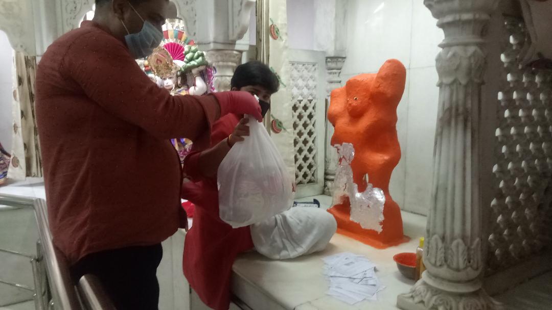 MANISHTANDON1's tweet photo. #लॉकडाऊन से आई समस्याओं को देखते हुए #FeedTheNeedy मुहिम के अंतर्गत आज मंदिरों के पुजारियों व सेवादार के बीच राशन सामग्री और ज़रूरत का सामान वितरीत किया गया.....2-6-2020 #Coronafighters #झुग्गी_और_झोपड़ी #CoronaLockdown #BeHomeBeSafe #FeedTheNeedy #हमारासंकल्पकोईभूखानरहे https://t.co/XHGulkKYb1