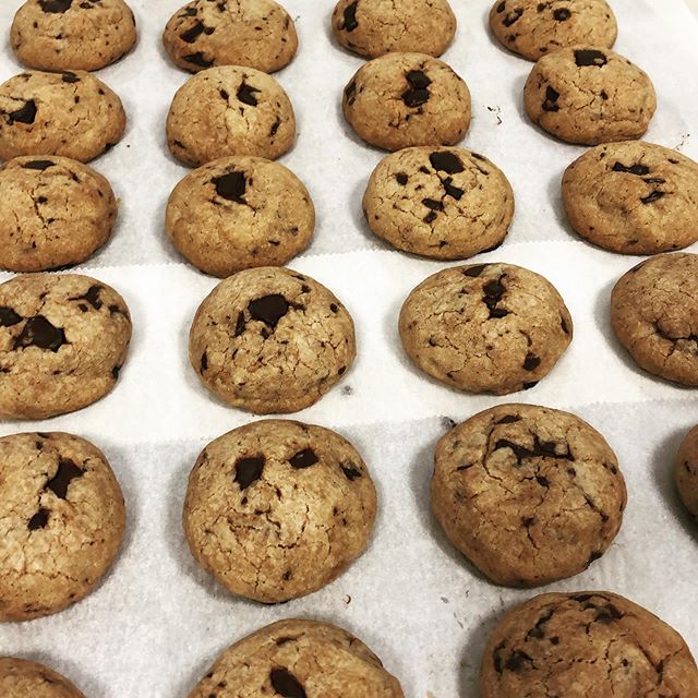 Al monstruo de las galletas le encanta estas cookies 🍪 .... En Dulce MaRie las tenemos recién horneadas . Te apetece probarlas? #montequinto #sevilla #panmasamadre #pasteleriaartesanal #cookies #cuidate