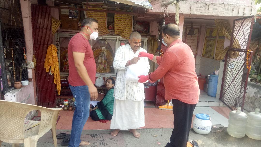 MANISHTANDON1's tweet photo. #लॉकडाऊन से आई समस्याओं को देखते हुए #FeedTheNeedy मुहिम के अंतर्गत आज मंदिरों के पुजारियों व सेवादार के बीच राशन सामग्री और ज़रूरत का सामान वितरीत किया गया.....2-6-2020 #Coronafighters #झुग्गी_और_झोपड़ी #CoronaLockdown #BeHomeBeSafe #FeedTheNeedy #हमारासंकल्पकोईभूखानरहे https://t.co/YqSJI1Jg4H