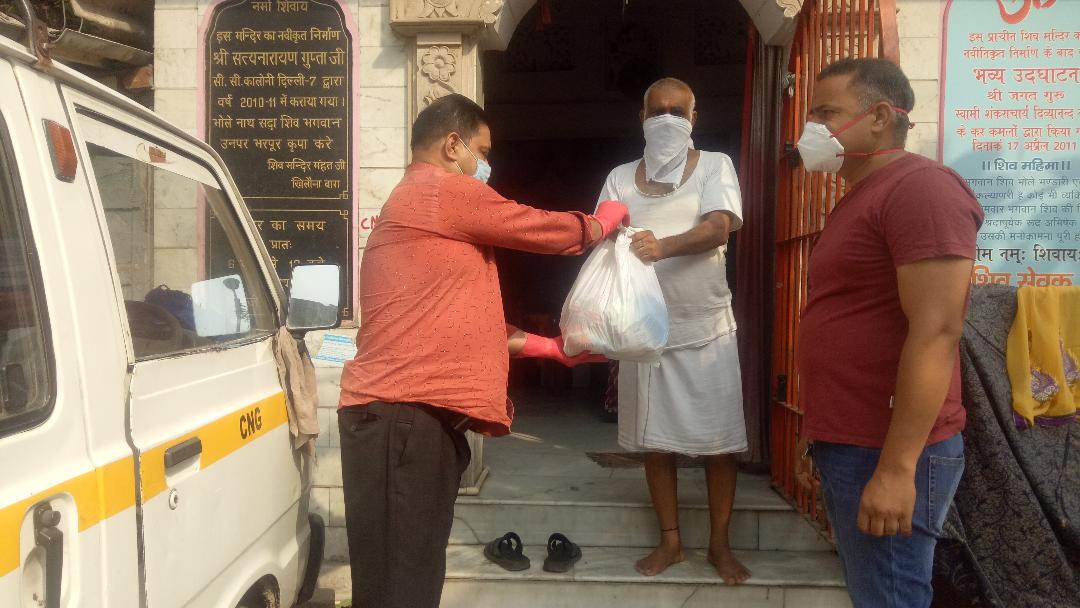 MANISHTANDON1's tweet photo. #लॉकडाऊन से आई समस्याओं को देखते हुए #FeedTheNeedy मुहिम के अंतर्गत आज मंदिरों के पुजारियों व सेवादार के बीच राशन सामग्री और ज़रूरत का सामान वितरीत किया गया.....2-6-2020 #Coronafighters #झुग्गी_और_झोपड़ी #CoronaLockdown #BeHomeBeSafe #FeedTheNeedy #हमारासंकल्पकोईभूखानरहे https://t.co/YqSJI1Jg4H
