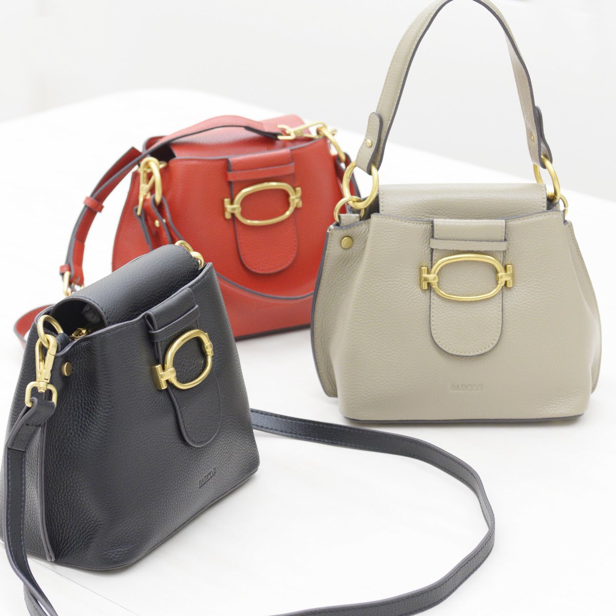 Barcos 丸みのある可愛いハンドバッグです ハンドル部分を付け替えればショルダーバッグとしても使用可能 ゴールドのバックルがアクセントになり 高級感を演出します ビジネスシーンからフォーマルシーンまで幅広くお使いいただけます T Co