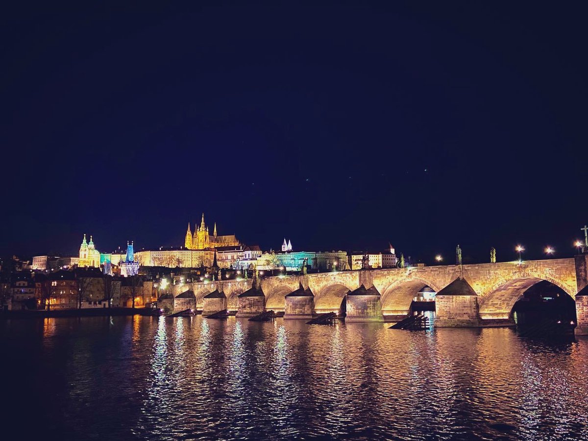 Yuki プラハ チェコ プラハの夜景は忘れられないくらい綺麗でした この夜景を見にまた行きたい コロナで気が滅入るからみんなの写真で旅行しようぜ プラハ チェコ