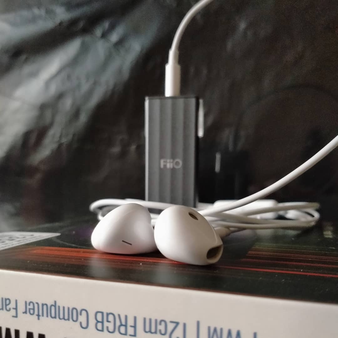 PGJamesRocket's tweet photo. Протестировал гарнитуру OPPO MH135 с цап-усилителем Fiio k1, 
и аппаратом OPPO A5 2020.
Частоты от 20гц-20Кгц, сопротивление 16ом, конструктивно это гарнитура от Apple но с более детальным, звуком, басами, и низкой ценой.
#oppo #music #fiio #bass #popmusic #rockmusic #audio #up https://t.co/02gO2R1Xh6