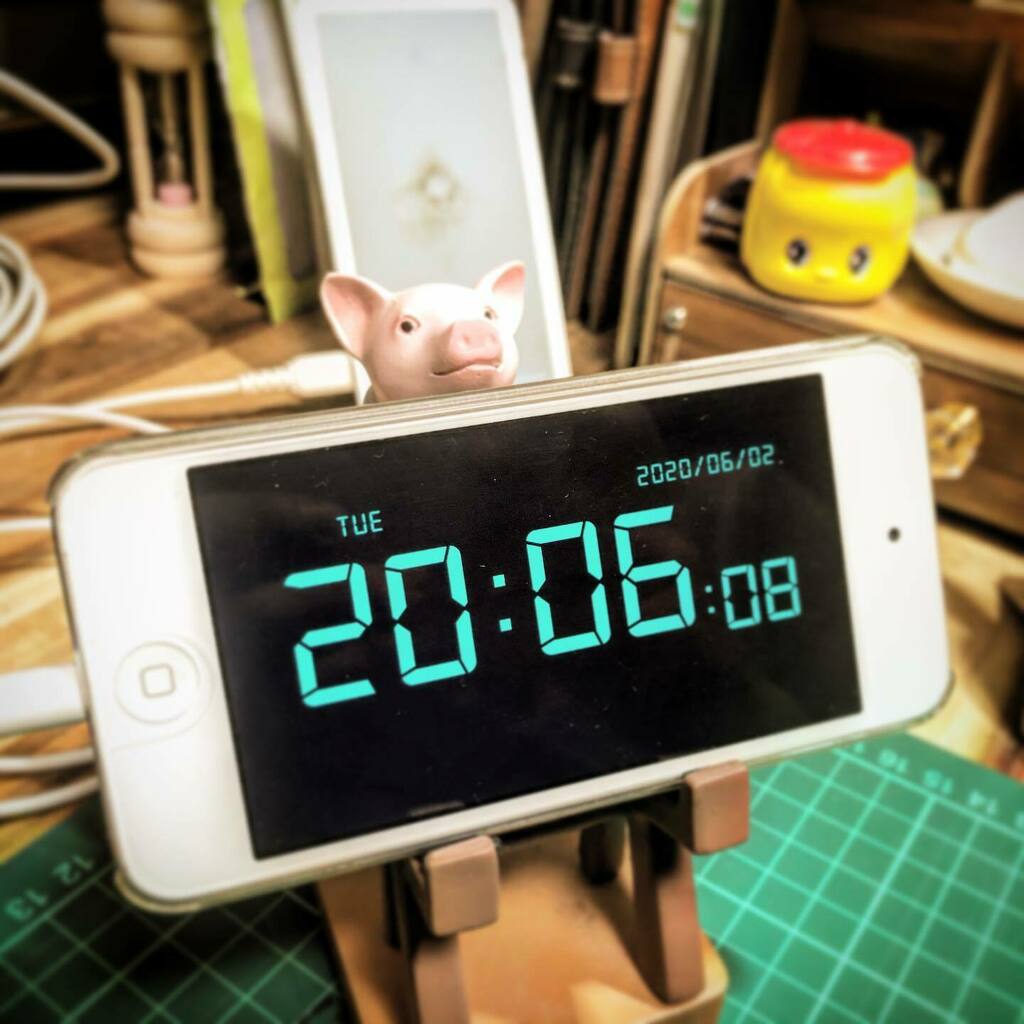 Nu_Match1986's tweet photo. 眠っていたiPod touchの余生👨🏻‍🦳
とても役立ってる📱
#ipodtouch #ipodtouch5 
#clock #ios #ios9 https://t.co/5q2xyGaTwY https://t.co/O8ynYxiEfx