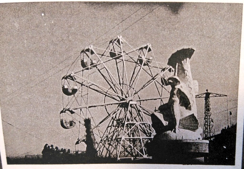 gelcyz's tweet image. 1962年（昭和37）当時は別の市であった福岡県の若松市と戸畑市を結ぶ若戸大橋の完成を記念して開かれた博覧会の噴水。若松に河童伝承があることにちなみ、若松会場のプールに「かっぱが大鯉をつかまえ跨った姿の、珍らしい彫刻噴水塔」が設置された。#噴水史