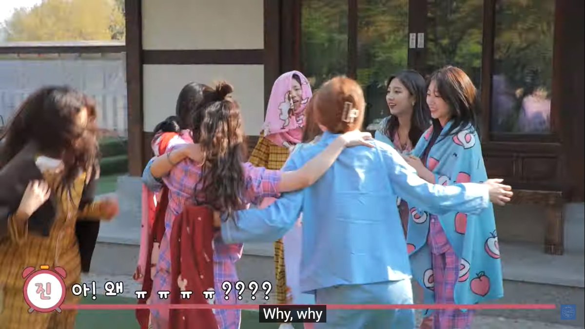 they were too adorable jumping like that, then there's mijoo and myungeun at the side 